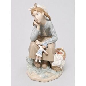 Lladró #1211 Daydreaming Girl Holding Doll Porcelain Figurine‎ Hand Made Spain